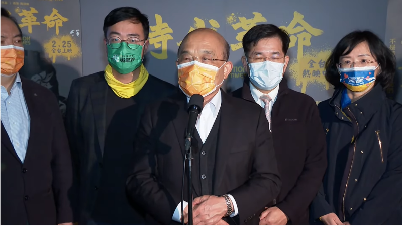 行政院長蘇貞昌今（2）晚特別包場觀賞關於香港反送中運動的金馬獎得獎紀錄片《時代革命》。   圖：擷自直播畫面