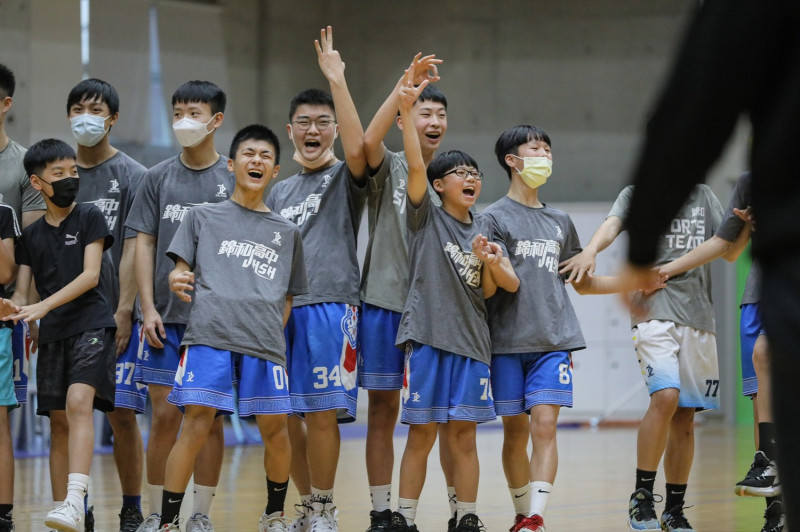 錦和高中校隊歡呼友誼賽隊友進球。   圖：新北國王提供