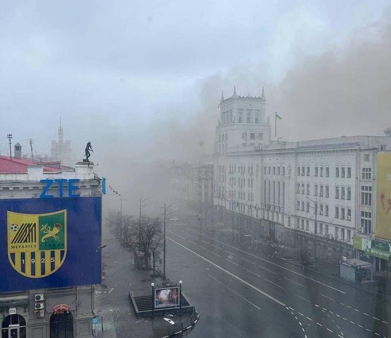 最新消息指出，烏克蘭第二大城哈爾科夫市中心的議會大樓也被俄軍飛彈擊中。   圖：翻攝推特
