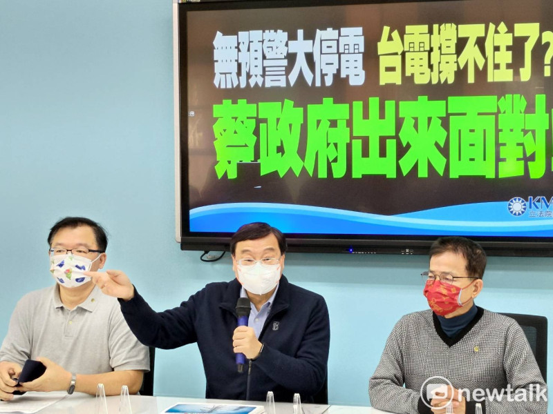 國民黨團召開記者會，要求經濟部長王美花與台電董事長下台。   圖：黃建豪/攝
