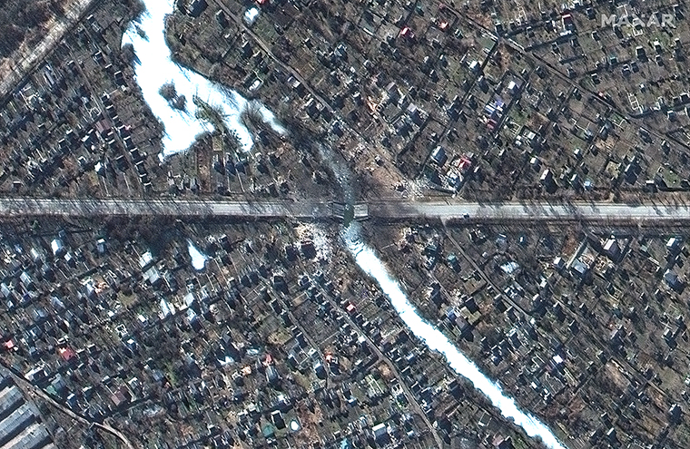 在烏克蘭的切爾尼戈夫，橫跨斯特里真河的一座橋似乎已被摧毀。   圖 : 翻攝自MAXAR衛星公司