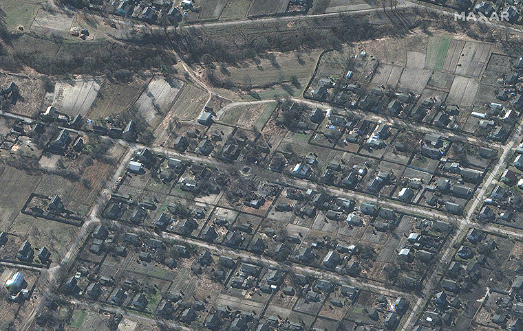 位於烏克蘭首都基輔以北約 80 公里（約 50 英里）的切爾尼夫地區瑞夫諾皮亞村的房屋著火了。可以看到數十個撞擊坑散佈在村莊周圍的田野上。   圖 : 翻攝自MAXAR衛星公司