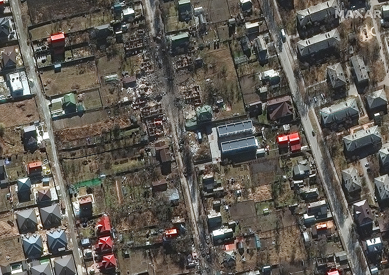 衛星圖像還顯示了基輔郊外城鎮布查居民區被燒毀的俄羅斯軍車殘骸 (道路中央的黑影)。   圖 : 翻攝自MAXAR衛星公司