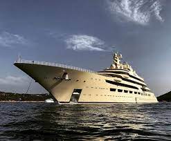 俄羅斯億萬富豪尤斯馬諾夫一艘名為「 Dilbar 」價值 6 億美元（約新台幣 168 億）的超級遊艇遭沒收。   圖 : 翻攝自KK News