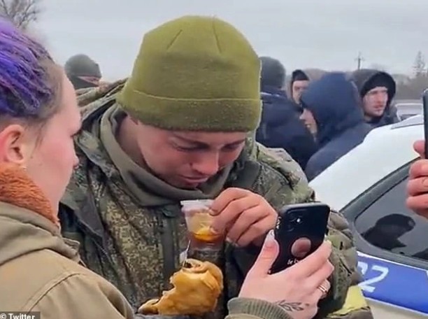 年輕的俄國士兵和母親通話時，邊吃著餡餅邊流著眼淚。   圖：翻攝推特