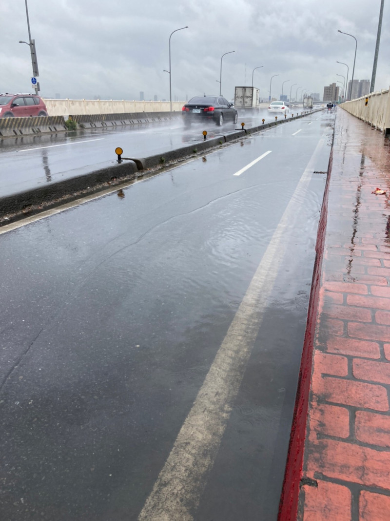 華中橋中和端使用近46年未有整體性翻新，機車道遇雨即淹。   圖：金瑞龍服務處提供