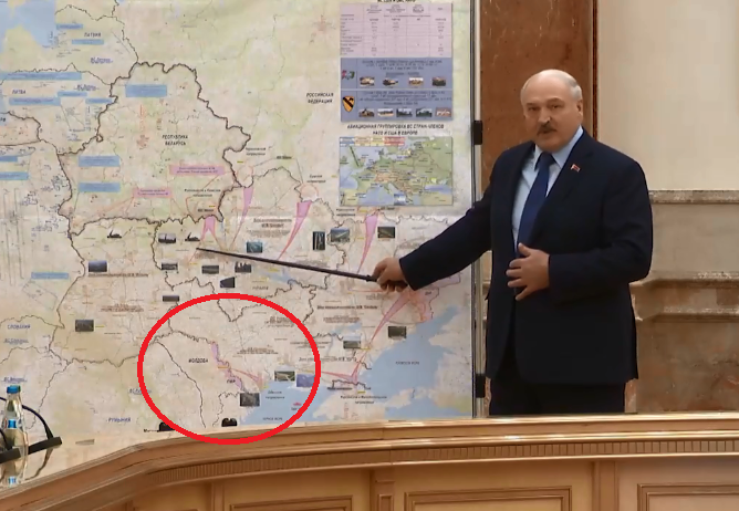 白俄羅斯總統盧卡申科展示地圖時無意間洩漏，地圖上俄軍「進攻箭頭」就指向摩爾多瓦。   圖：擷取自推特