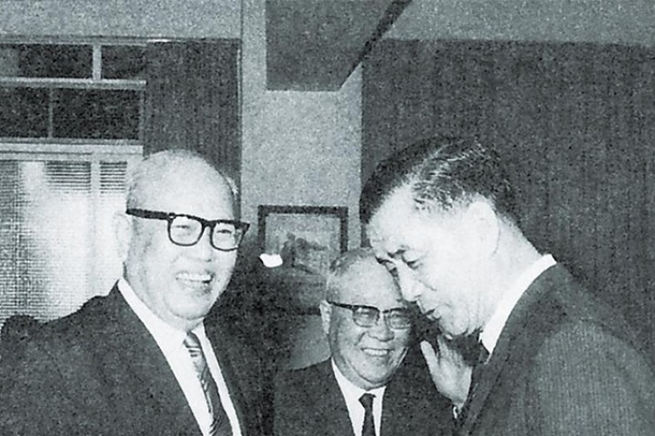 1969年7月朱江淮（左起）屆齡退休，當時的台電董事長楊家瑜、交通部長孫運璿都現身。   圖：翻攝自《台電月刊》