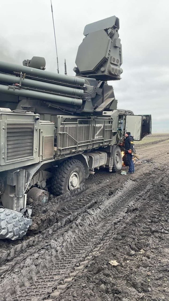 俄羅斯鎧甲-S1飛彈車深陷泥地，專家直言是用了中國製的爛輪胎。   圖：取自Trent Telenko 推特