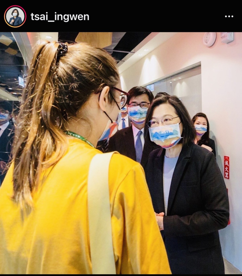 蔡英文總統今（4）天在社群媒體IG發文表示，在高雄中山大學遇到一位來自烏克蘭的女學生，「她告訴我，感謝台灣對她的家鄉支持。   圖：擷自蔡英文IG