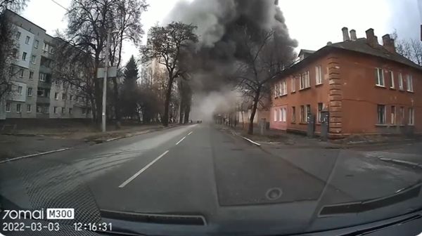 烏克蘭北部城鎮切爾尼戈夫（Chernihiv）空襲被行車紀錄器拍下。   圖：翻攝自推特