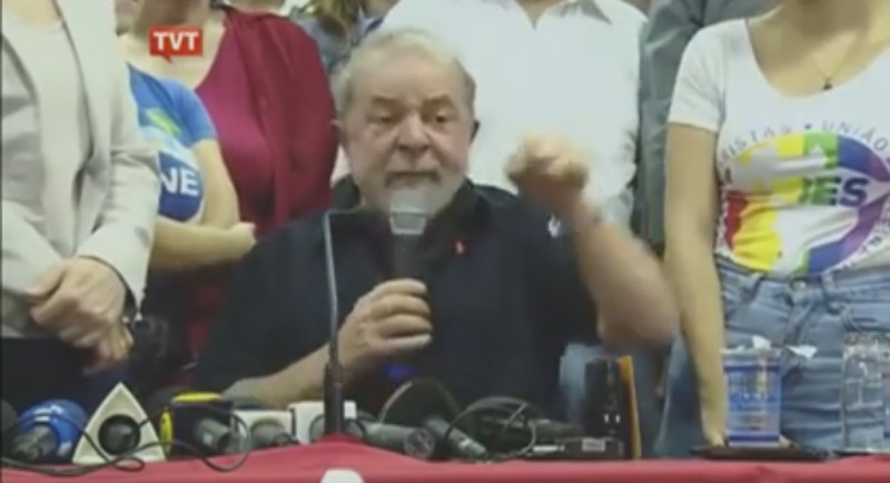 巴西前總統魯拉在支持民眾陪伴下召開記者會，痛訴檢方指他違法是為了政治目的。   圖：翻攝魯拉臉書