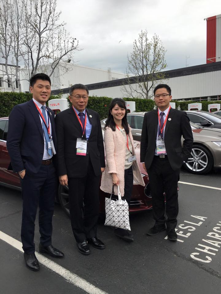 台北市長柯文哲前往參訪美國電動車公司特斯拉的工廠，並親自試乘。   圖：翻攝自市議員王閔生臉書。