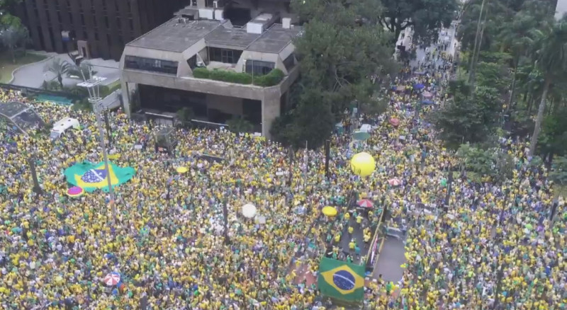 多達140萬巴西民眾走上聖保羅街頭，要求彈劾總統羅賽芙。   圖：翻攝網友Johannes Myburgh推特
