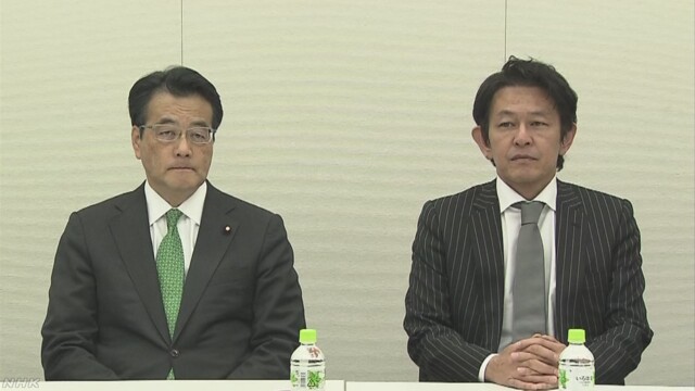 日本兩大在野黨民主黨和維新黨進行合併，成立新政黨「民進黨」。圖(左)為民主黨代表岡田克也，(右)維新黨代表松野賴久。   圖：翻攝自NHK網站