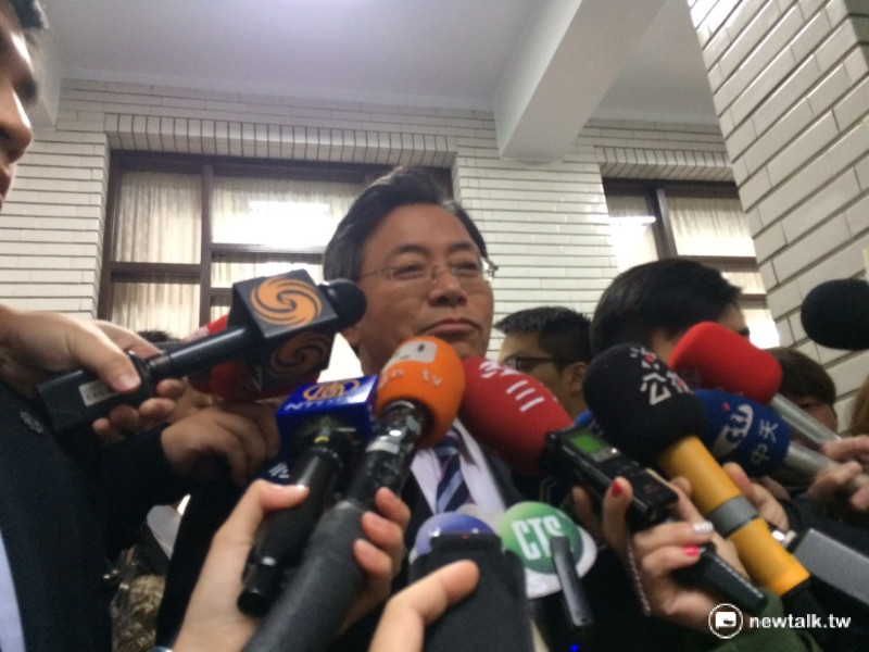 行政院長張善政15日在立法院接受媒體聯訪。   圖：符芳碩/攝