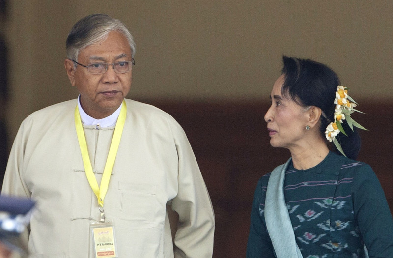 緬甸15日選出第一位文人總統碇喬（左），他是翁山蘇姬（右）多年好友。   圖：達志影像/美聯社