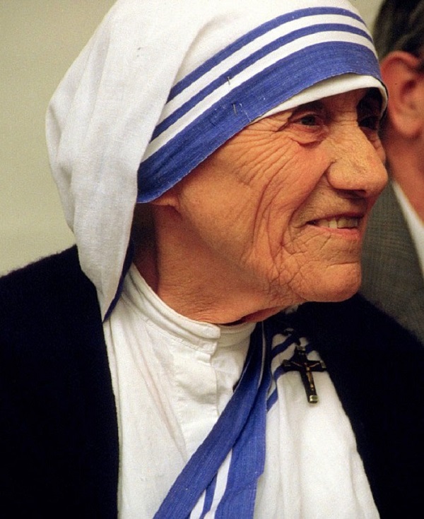 教宗方濟各（Pope Francis）15日正式批准德雷莎修女（Mother Teresa）封聖，封聖日訂於9月4日。   圖：翻攝自維基百科