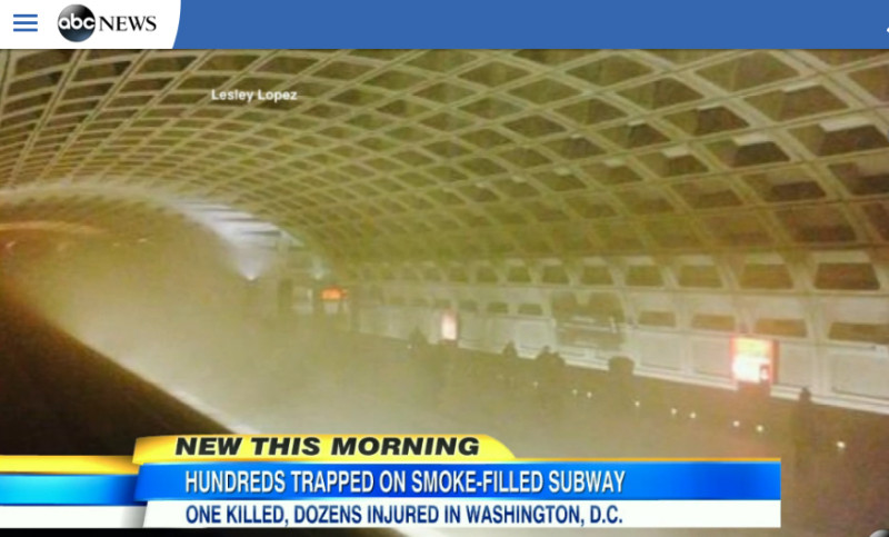 美國華盛頓特區地鐵在當地時間14日早上發生電纜起火事件，現場煙霧迷漫。   圖：翻攝abcNEWS