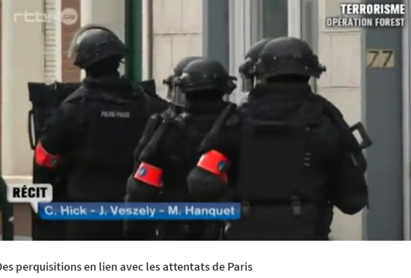 比利時與法國警方荷槍實彈，在布魯塞爾搜捕巴黎恐攻嫌犯。   圖：翻攝RTBF電台
