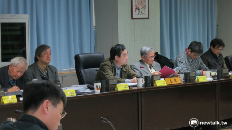 針對週刊報導北市府將與遠雄解約，並由中信接手，台北市副市長鄧家基（中）予以否認，並表示將待週五市長回國開會後再決定。   圖：呂佳峻/攝