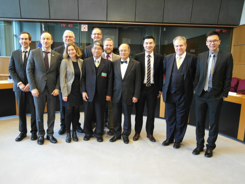 歐洲議會友台小組在「台灣—成功活躍的民主」論壇中與會成員合照。   圖：台灣角提供