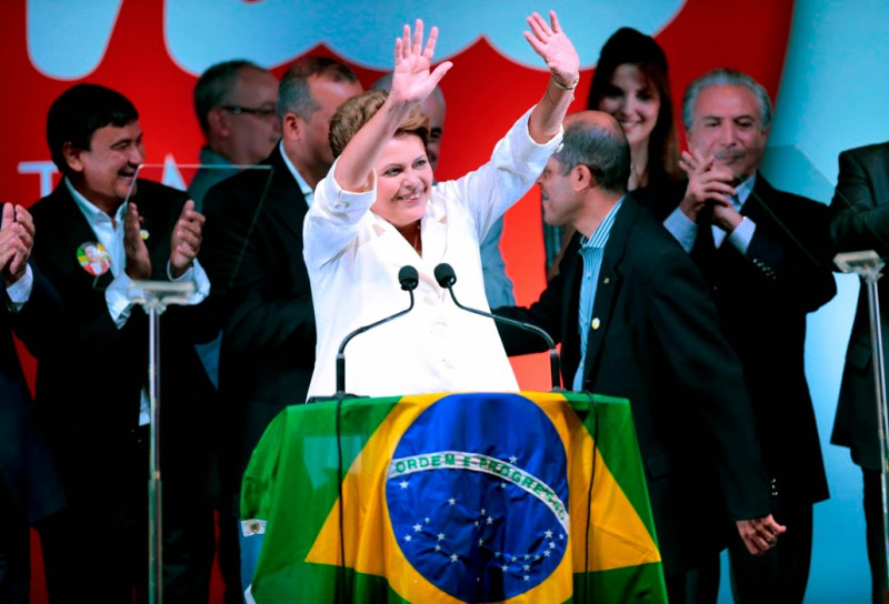 巴西總統羅賽芙（中）涉入巴西國營石油公司貪瀆案，傳出她想用錢封住別人的口。   圖：達志影像/路透社資料照片