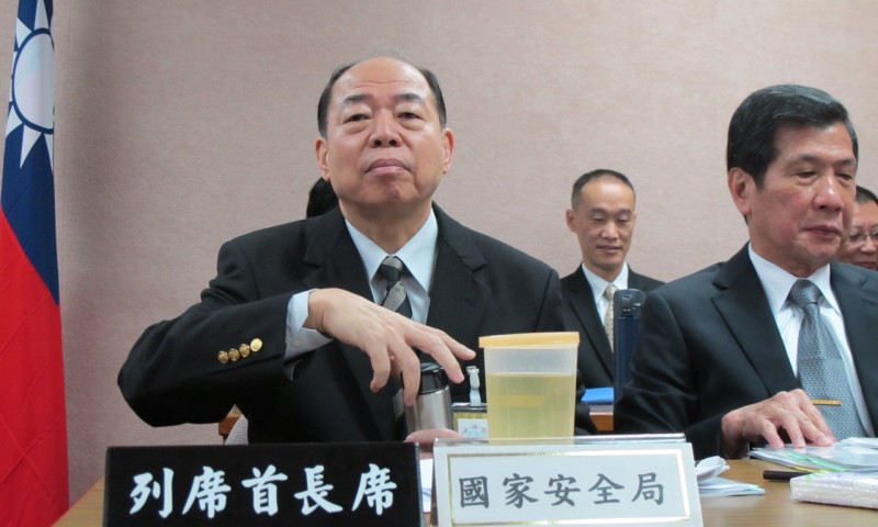 國安局長楊國強（左）17日受訪時，表達520後沒有想要被留任的態度。   圖：林朝億/攝