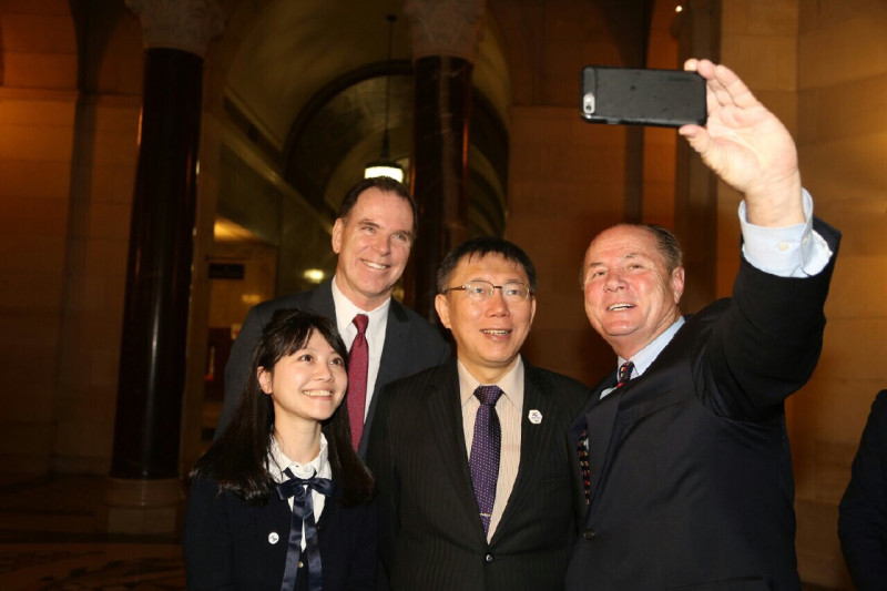 台北市長柯文哲前往洛杉磯市府參訪，並與洛杉磯市長Eric Garcetti會晤。   圖：台北市政府提供