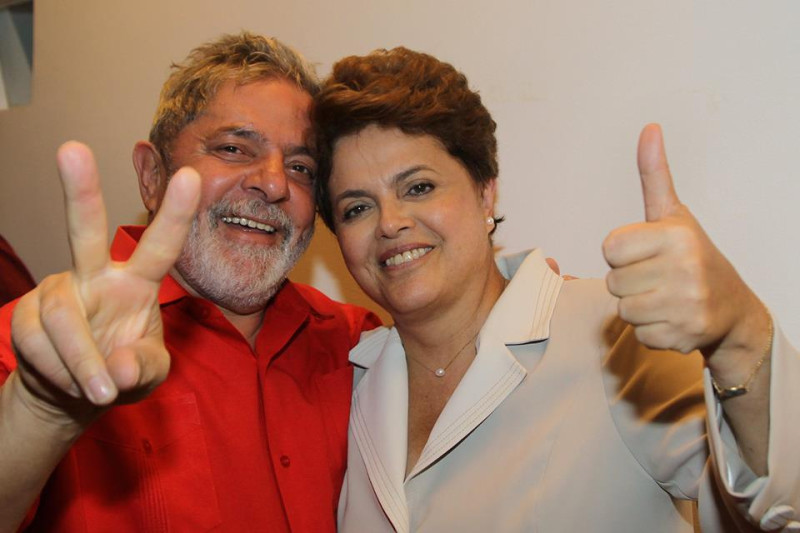 巴西現任總統羅賽芙（右）視前任總統魯拉為導師，2人都身陷貪瀆醜聞。   圖：翻攝魯拉臉書