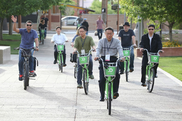 騎單車通勤好處多多，台北市長柯文哲（右三）也大力推廣YouBike。   圖：台北市政府提供