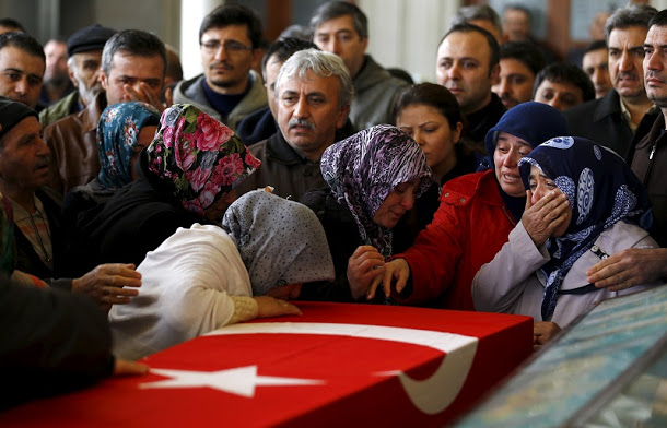今年以來已發生2起攻擊案的土耳其，憂心恐攻再起，23日逮捕13名可疑份子。圖為首都安卡拉爆炸案哀悼場面。   圖：達志影像/路透社資料照片
