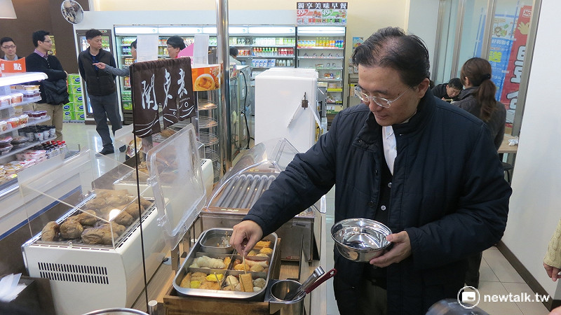 北市環保局長劉銘龍前往市府便利商店試用環保餐具購買關東煮。&nbsp;&nbsp;&nbsp;圖：呂佳峻/攝