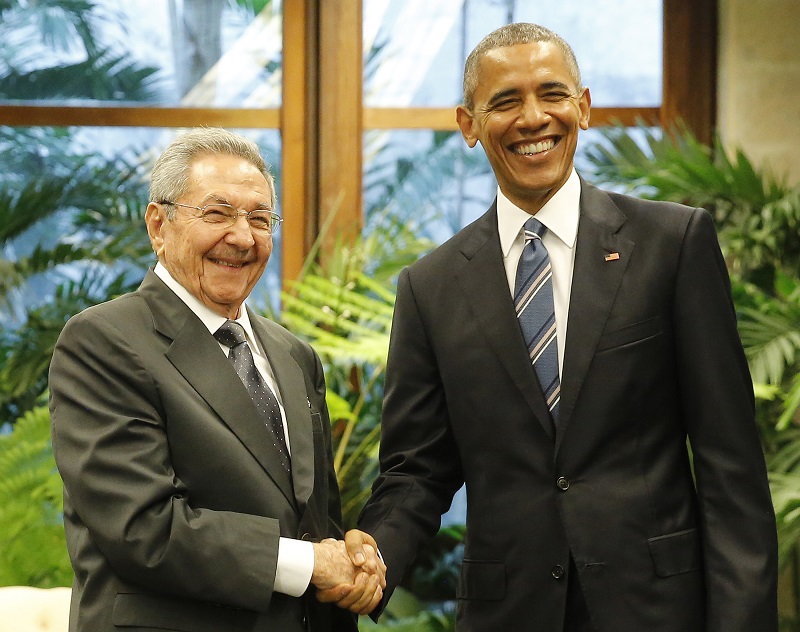 美國總統歐巴馬與古巴總統勞爾．卡斯楚21日於古巴首都哈瓦那的革命宮殿正式會晤。   圖：達志影像/路透社