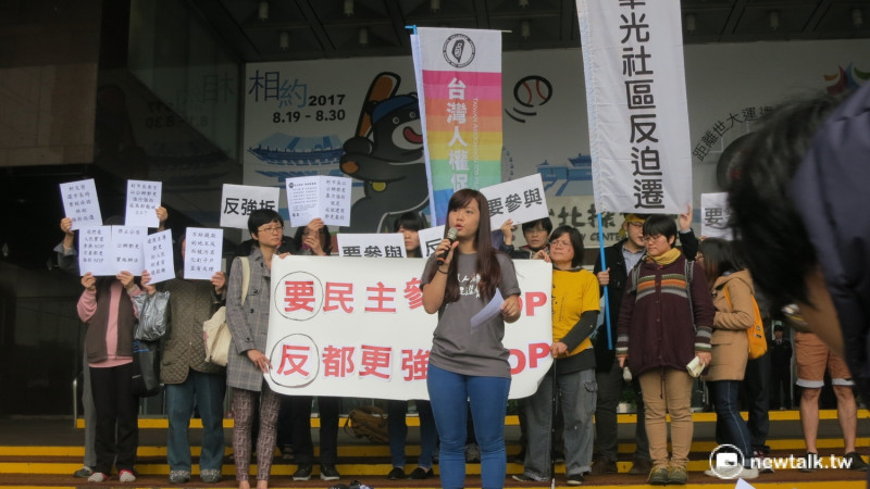 民團22日上午前往市府大樓前，抗議柯市府通過《台北市公辦都更實施辦法》，還讓都更條中的強拆條款借屍還魂。   圖：呂佳峻/攝