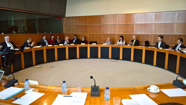 歐盟議會總部上週在布魯塞爾舉行的一場邀請太陽花學運領袖林飛帆出席的「台灣民主」圓桌會議，事前為了如何稱呼國名的風波，事後依然在海內外盪漾。   圖：台灣角提供