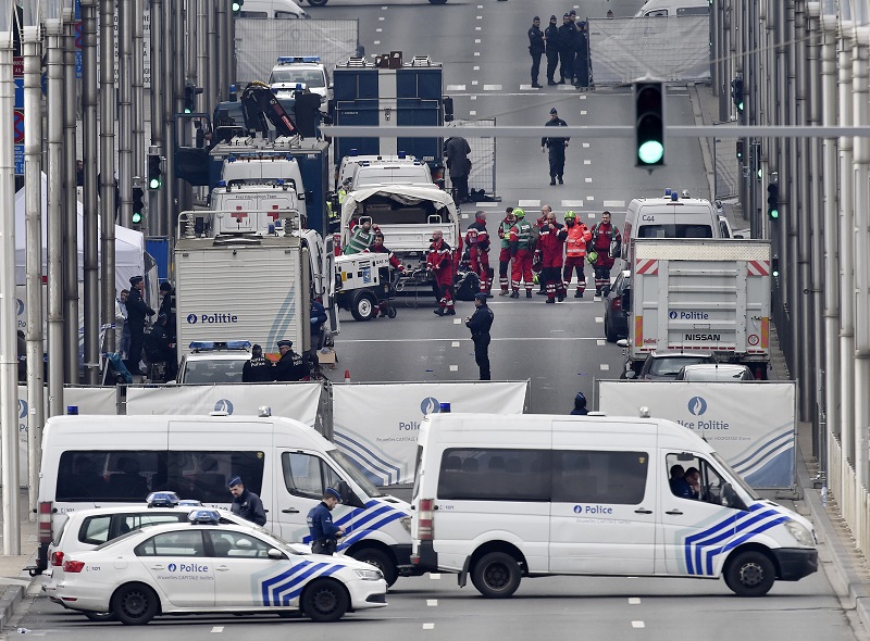 比利時22日遭到連環炸彈恐怖攻擊後，關閉布魯塞爾機場、地鐵、公車、電車和各大鐵路車站，歐洲各國也都加強戒備。   圖片來源：達志影像/美聯社