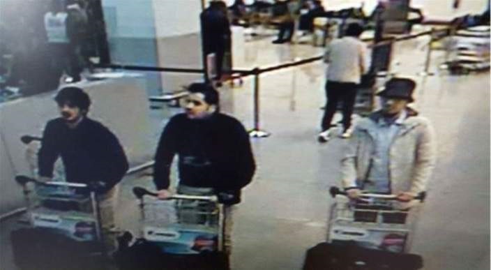 伊斯蘭國(IS)承認犯下比利時3起爆炸案後，比利時媒體公佈一張3名男子照片，認為他們是機場爆炸案的肇事者。   圖：翻攝BBC中文網