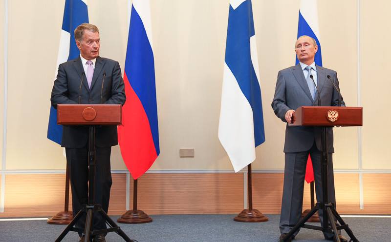 芬蘭總統尼尼斯托（左）與俄羅斯總統普亭都簽署同意書，在兩國邊界的薩拉與拉賈約瑟皮設限，防堵難民湧入。   圖：翻攝尼尼斯托臉書