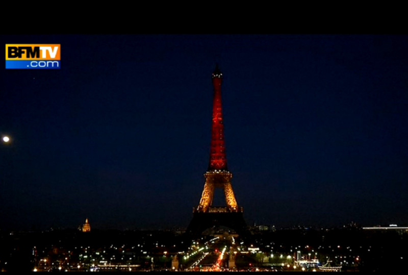 巴黎艾菲爾鐵塔在22日晚間換上比利時的3色國旗外裝，悼念布魯塞爾恐攻事件罹難者。   圖：翻攝BEM TV