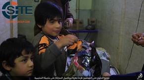激進組織伊斯蘭國在恐怖攻擊行動後，發布向敍利亞兒童分送糖果的照片。   翻攝：國際恐怖主義實體搜尋研究所官網