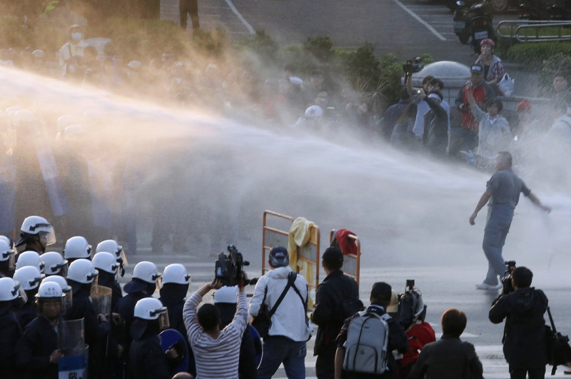 2014年3月24日太陽花學運期間，警方用強力水柱驅離政院附近民眾。   圖：達志影像/路透社資料照片