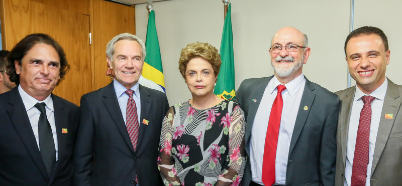 巴西總統羅塞芙（中）23日出席該國境內1場生質柴油活動，她在臉書砲轟反對派發起彈劾案。   圖：翻攝巴西總統官網