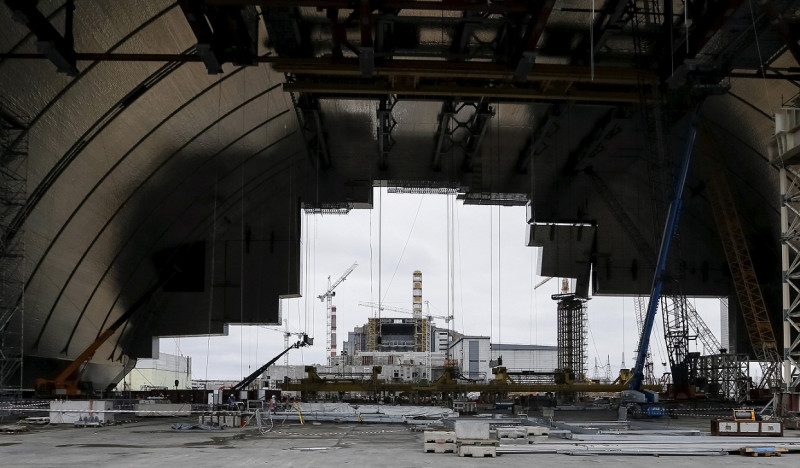 為了防止車諾比核電廠的輻射物質擴散，目前正在興建中、準備覆蓋在當時核爆核子反應爐的石棺上方的巨大方舟，23日公開亮相。   圖：達志影像/路透社