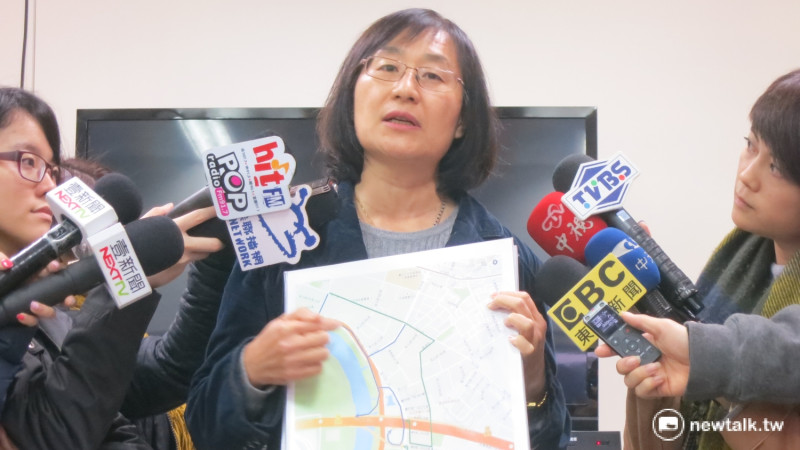 北市交通局長鍾慧諭24日下午前往視察內湖瑞湖街交通改善情形，交通局指出，實施後約減少10分鐘塞車時間。   圖：呂佳峻/攝