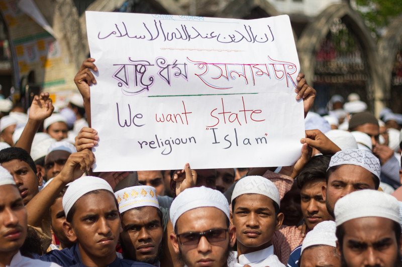 孟加拉7千餘名穆斯林強硬派人士25日上街示威，抗議該國高等法院即將審理伊斯蘭教的國教地位是否違憲。   圖片來源：達志影像/美聯社