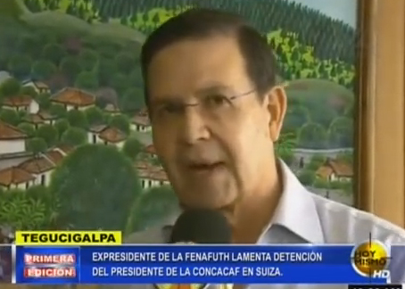 宏都拉斯前總統加耶哈斯去年12月接受電視訪問時，還頻頻喊冤，稱未涉入足球總會貪腐案，但現在乖乖認罪。   圖：翻攝YouTube