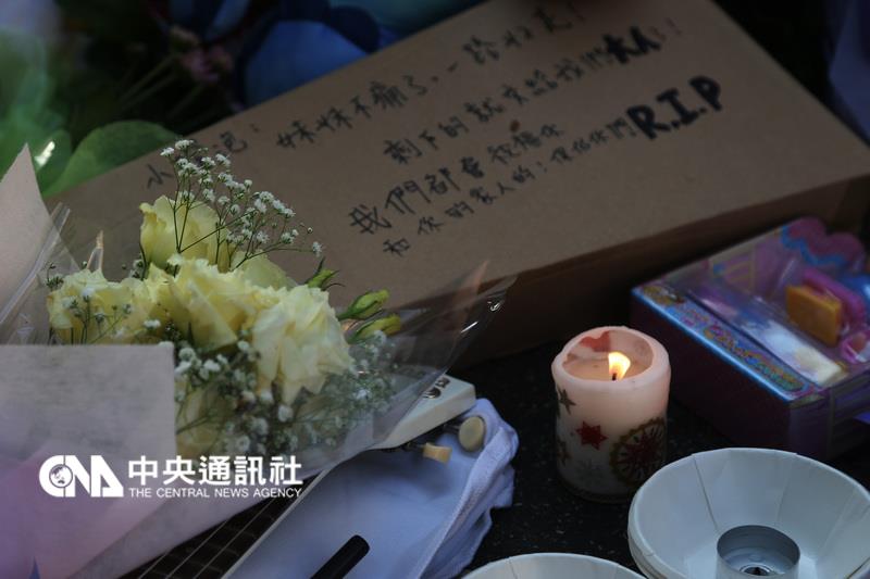 台北市內湖區28日發生4歲女童遭人砍殺致死案，案發現場附近有民眾點起蠟燭，經過一夜後，29日清晨仍有蠟燭亮著。   圖：中央社