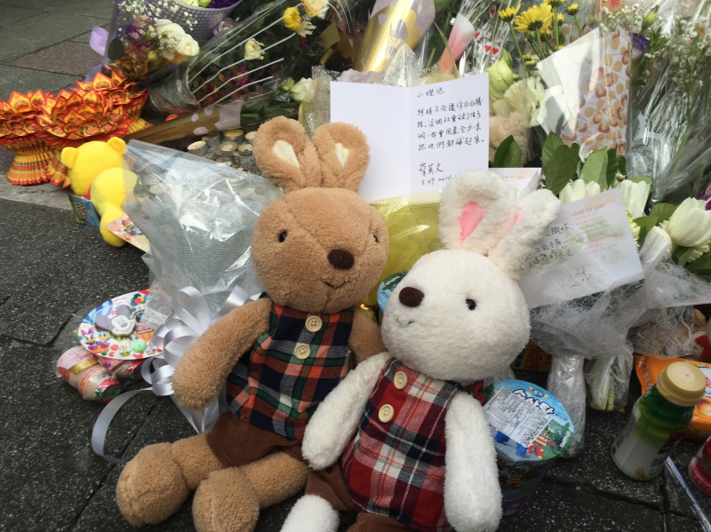 除了獻花致意外，準總統蔡英文29日下午還帶了可愛的兔兔玩偶和卡片給女童「小燈泡」。   圖：民進黨記者聯誼會提供
