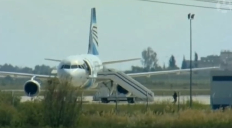 埃及航空公司（EgyptAir）1架班機29日上午遭劫持迫降賽普勒斯拉納卡機場（Larnaca）後，劫機犯投降被捕，機上所有人員全都平安脫險。   圖：翻攝網路